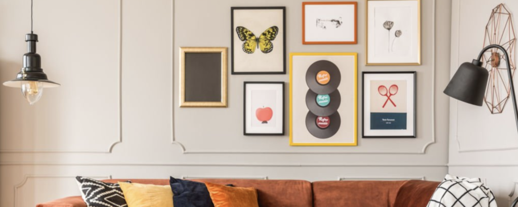 Mur cadres moderne salon tendance déco 2026