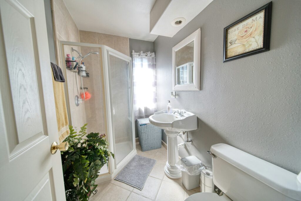 Petite salle de bain organisée rangement optimisé gain de place