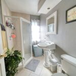 Petite salle de bain organisée rangement optimisé gain de place